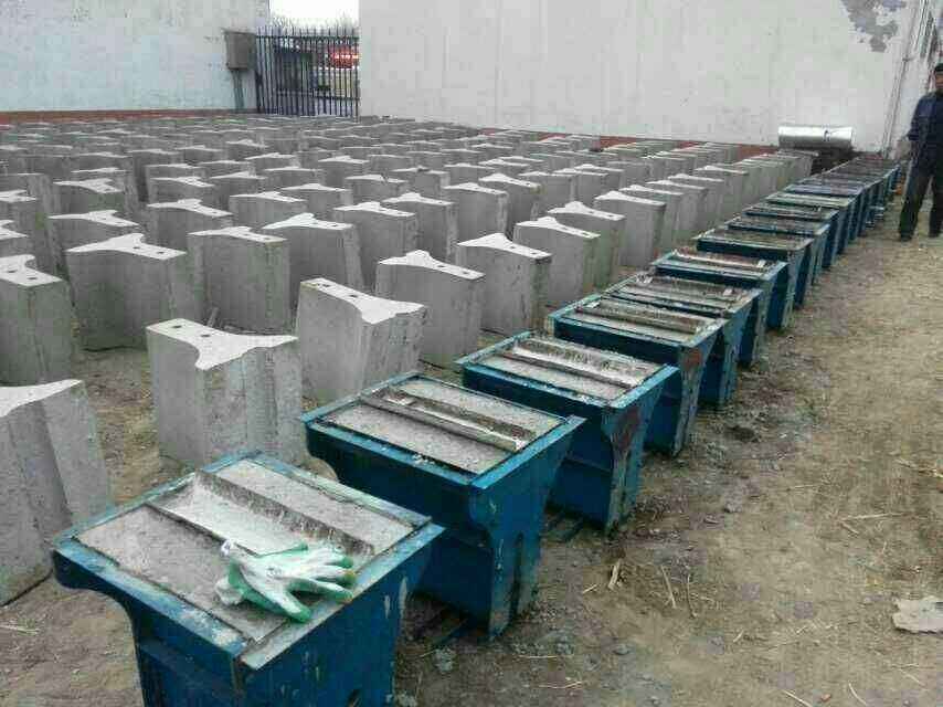 翰轩模具厂 隔离墩模具5.jpg