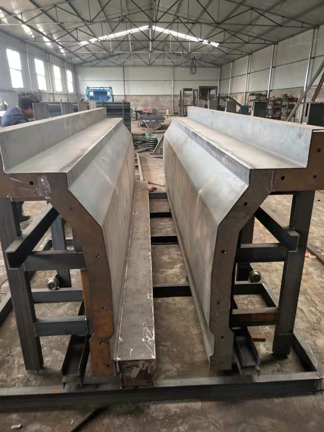 1590980284754605.jpg 高速隔离墩模具2.jpg