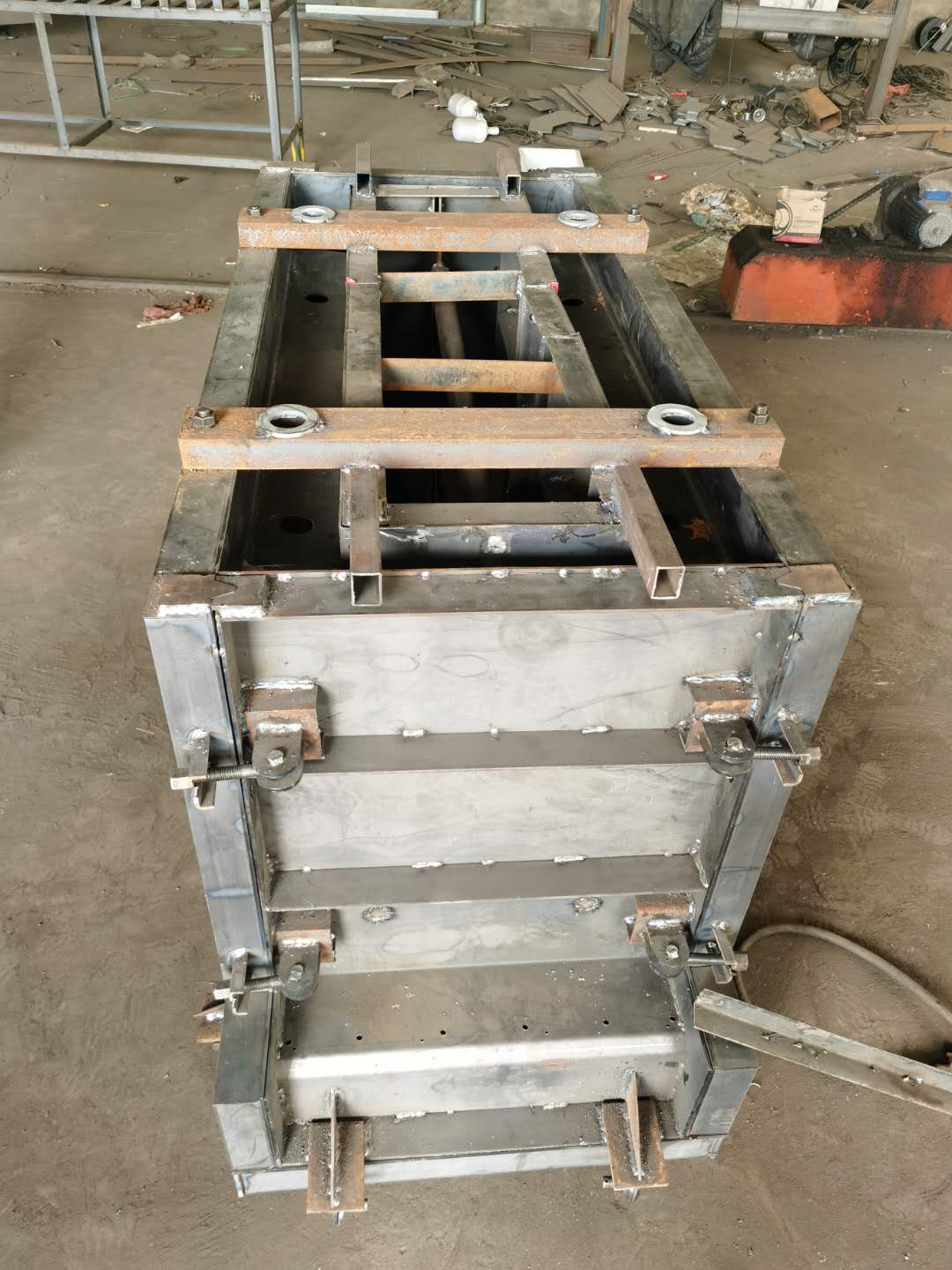 高铁站台用模具 箱式站台模具1.jpg